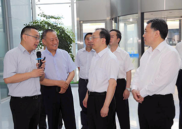 国务委员、国务院秘书长，，，，，，， 时任江苏省委书记吴政隆调研bb贝博艾弗森官方网站科技